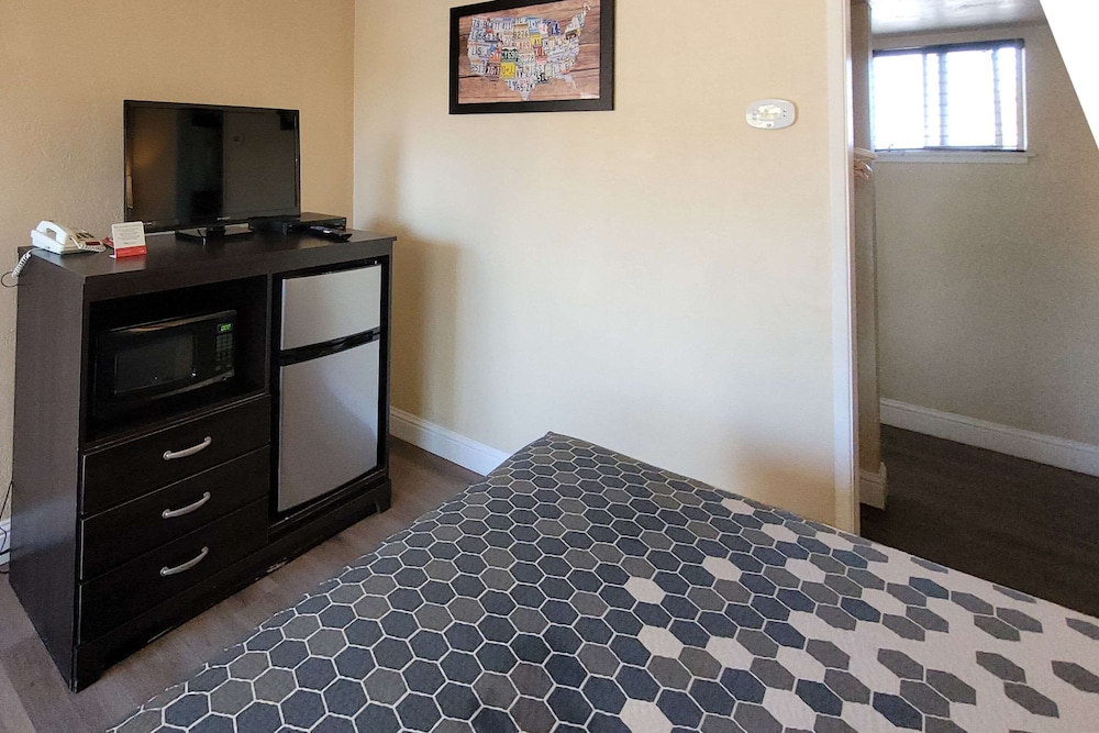 Standard Room, 1 Queen Bed - Photo 7
