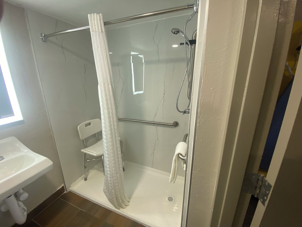 Room, 1 King Bed, Mobility Accessible, Non Smoking (Roll-In Shower) photo 3