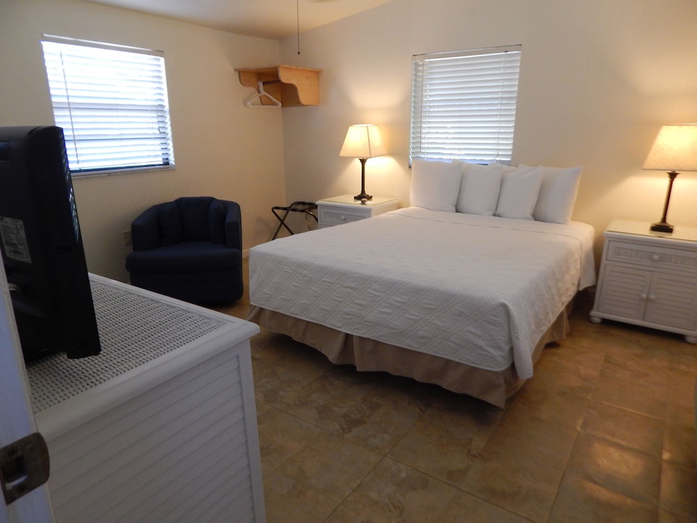 Basic Room, 1 Queen Bed photo 1