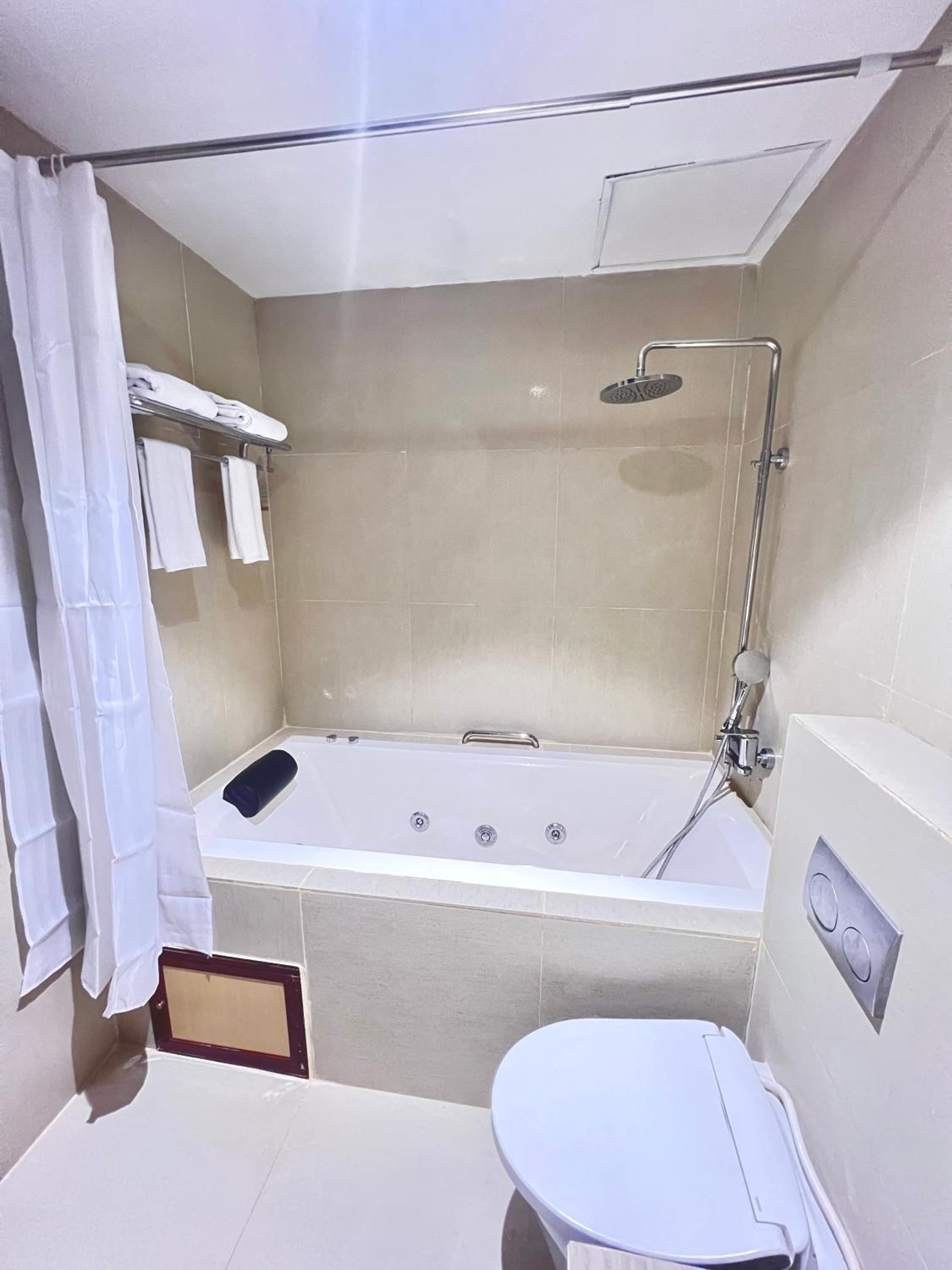 Alaska Suite with Balcony - Photo 3