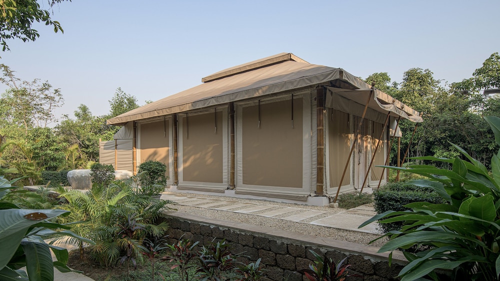Superior Tent, 1 King Bed, Garden View photo 2