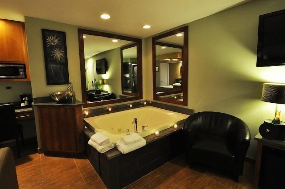 Standard Suite, 1 Queen Bed, Non Smoking (Adults Only) photo 3