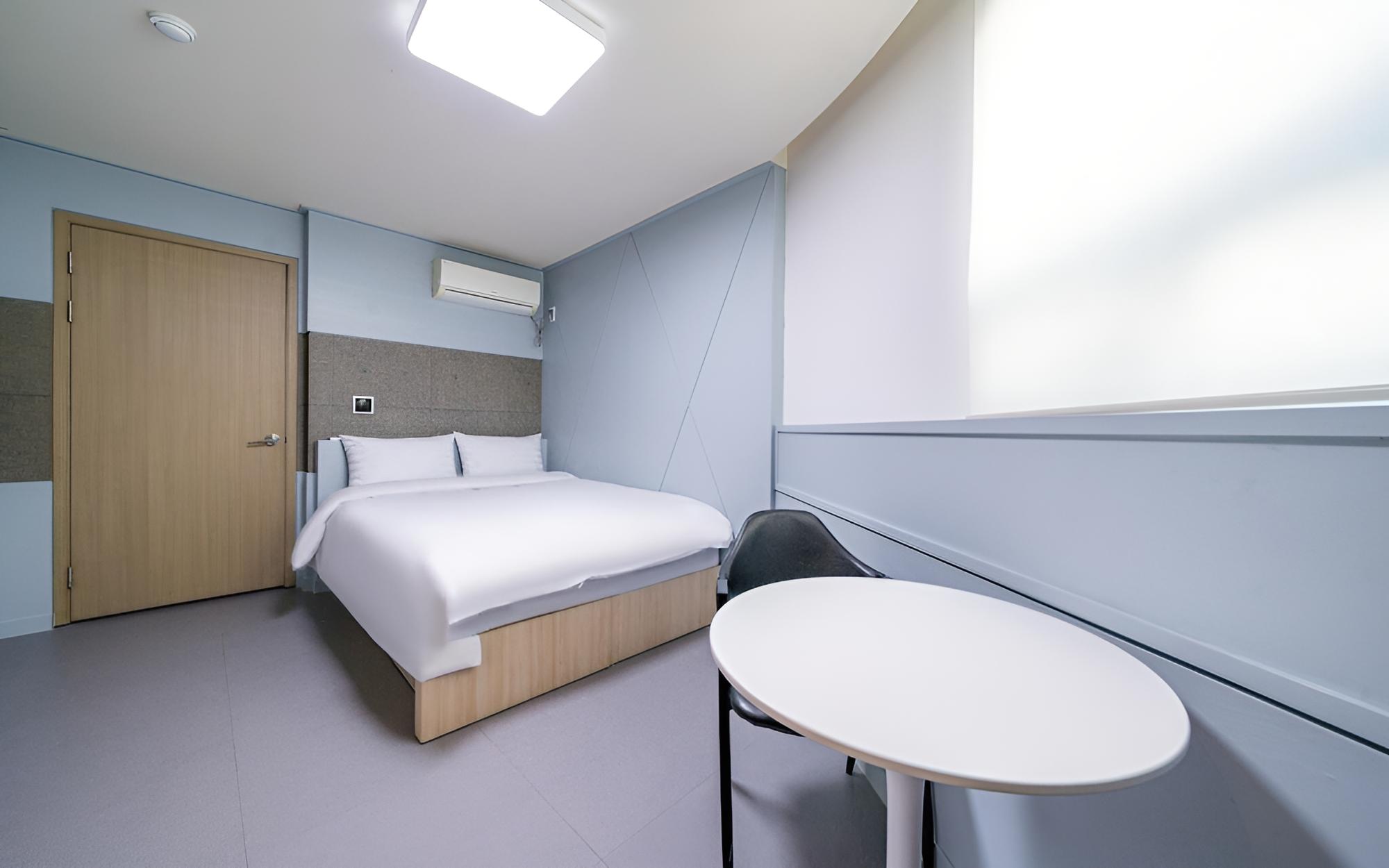 Room (Standard room (OTT Available)) - Photo 3
