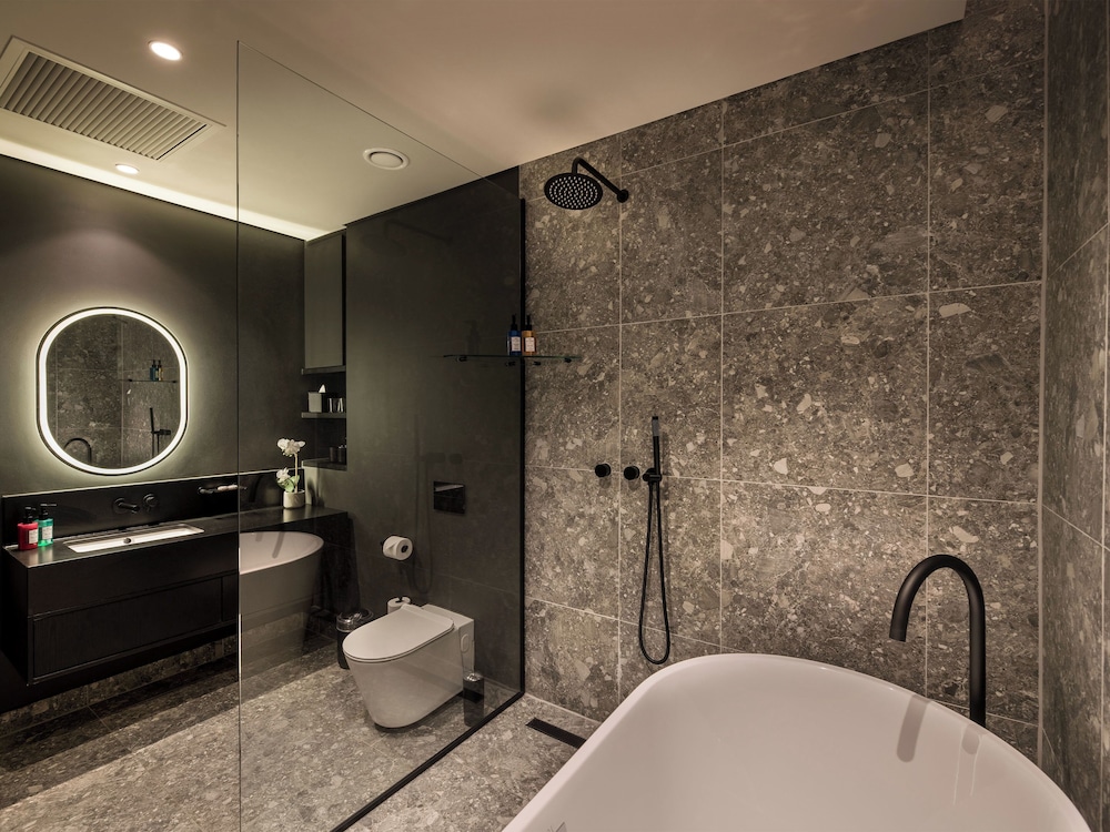 Executive Suite - Photo 8