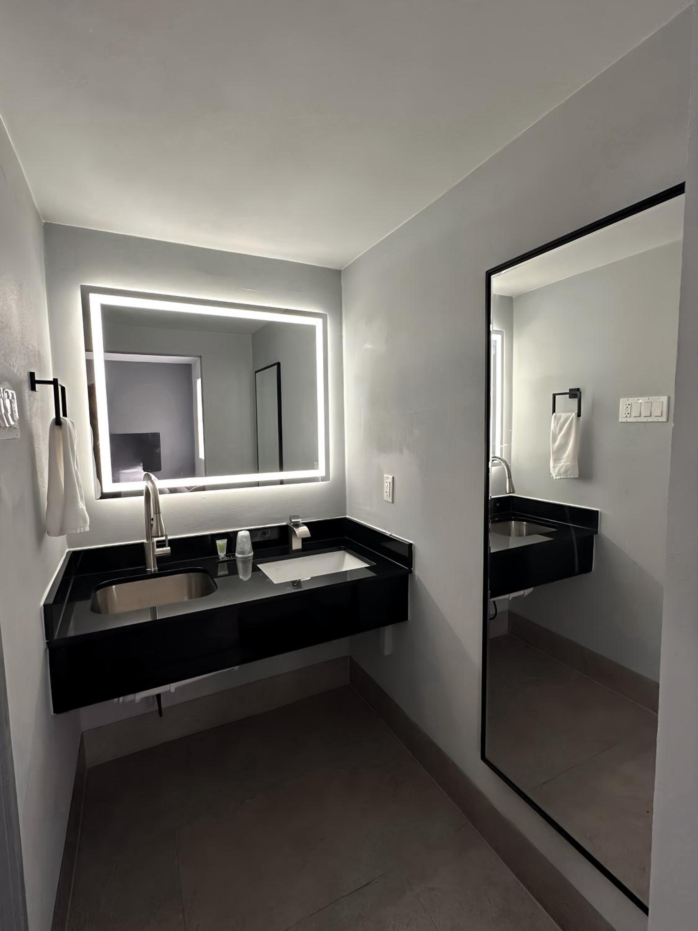 King Suite - Non-Smoking - Photo 2