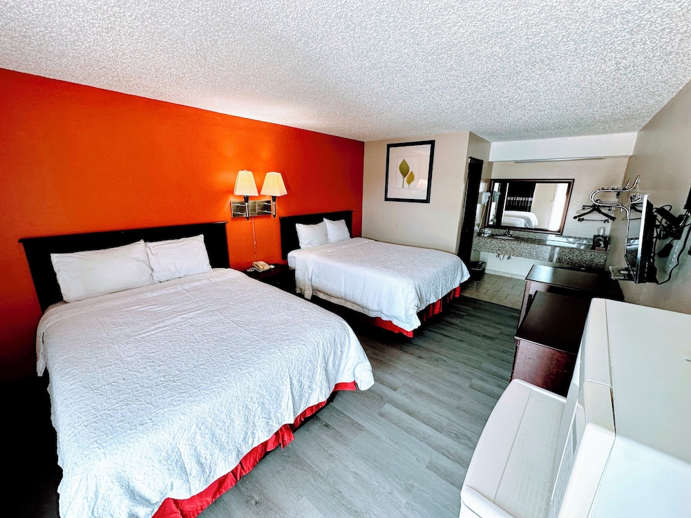 Comfort Room, 2 Queen Beds, Smoking photo 3