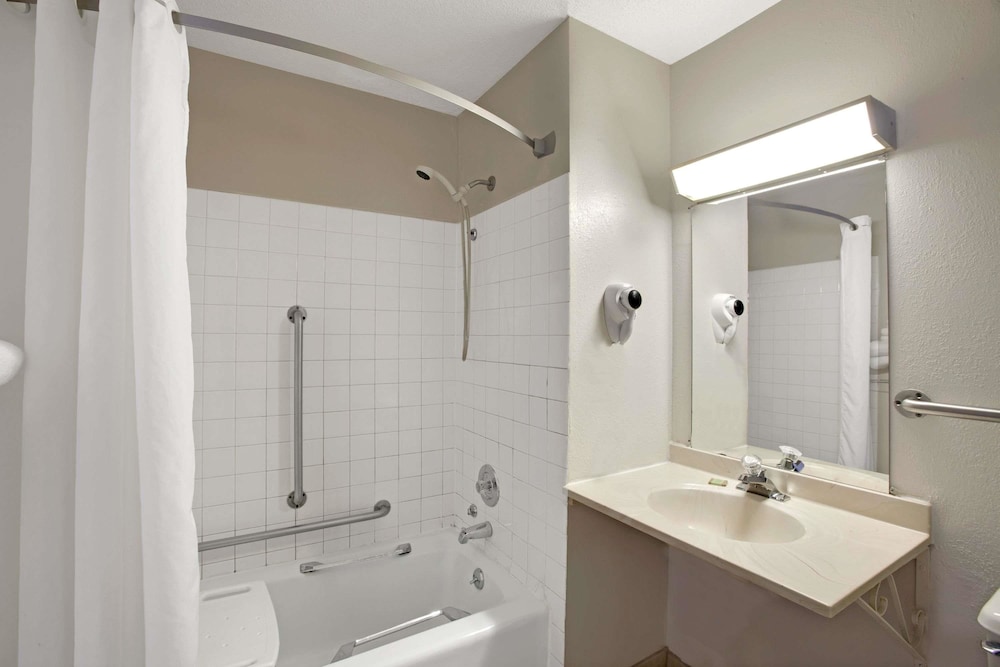 Room, 1 Queen Bed, Accessible, Non Smoking (Mobility) - Photo 4