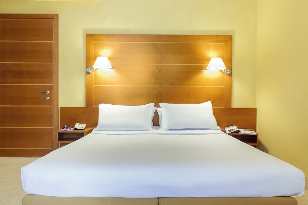 Standard Room, 1 Queen Bed photo 2
