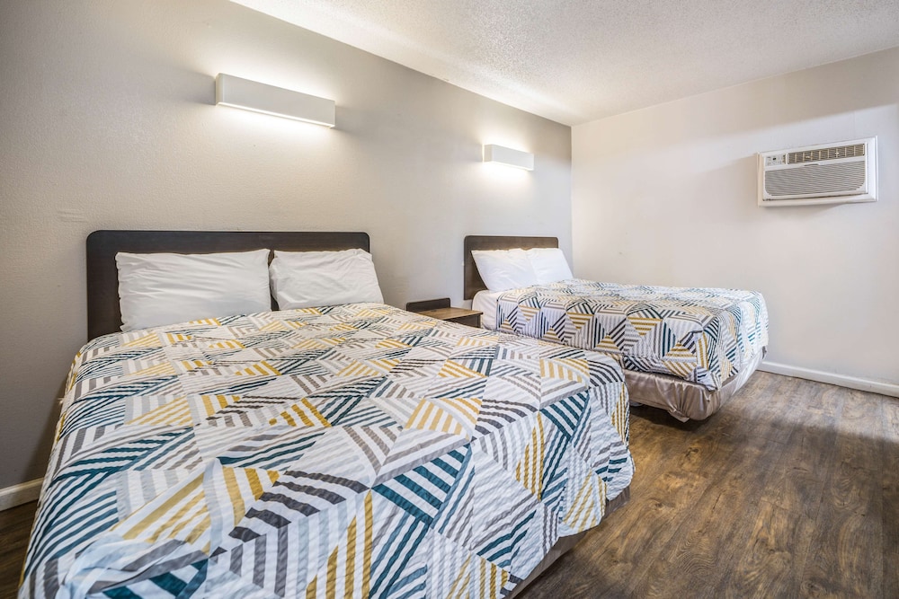 Standard Room, 2 Double Beds, Non Smoking - Photo 1