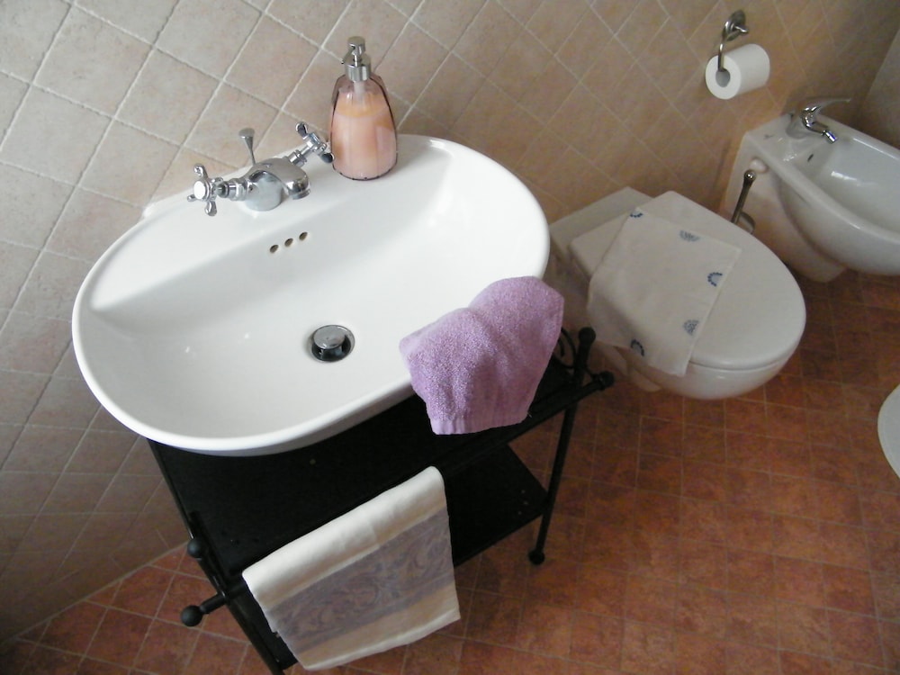 Deluxe Double Room, 1 Bedroom, Private Bathroom, Garden View photo 3
