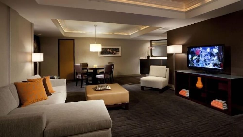 Executive Suite, 1 King Bed with Sofa bed, Mountain View - Photo 1