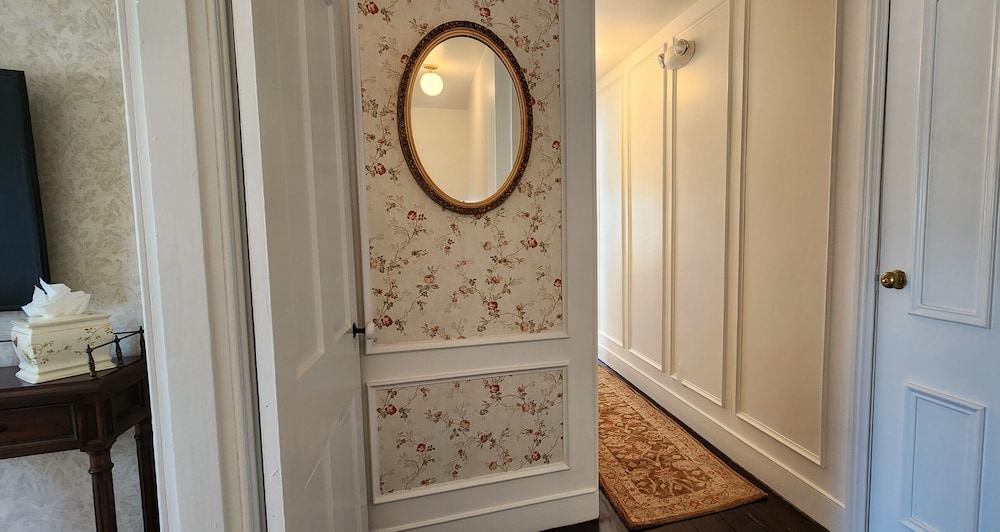 Room 1 Queen Bedroom Suite, Private Bathroom (Grand Mason) photo 2