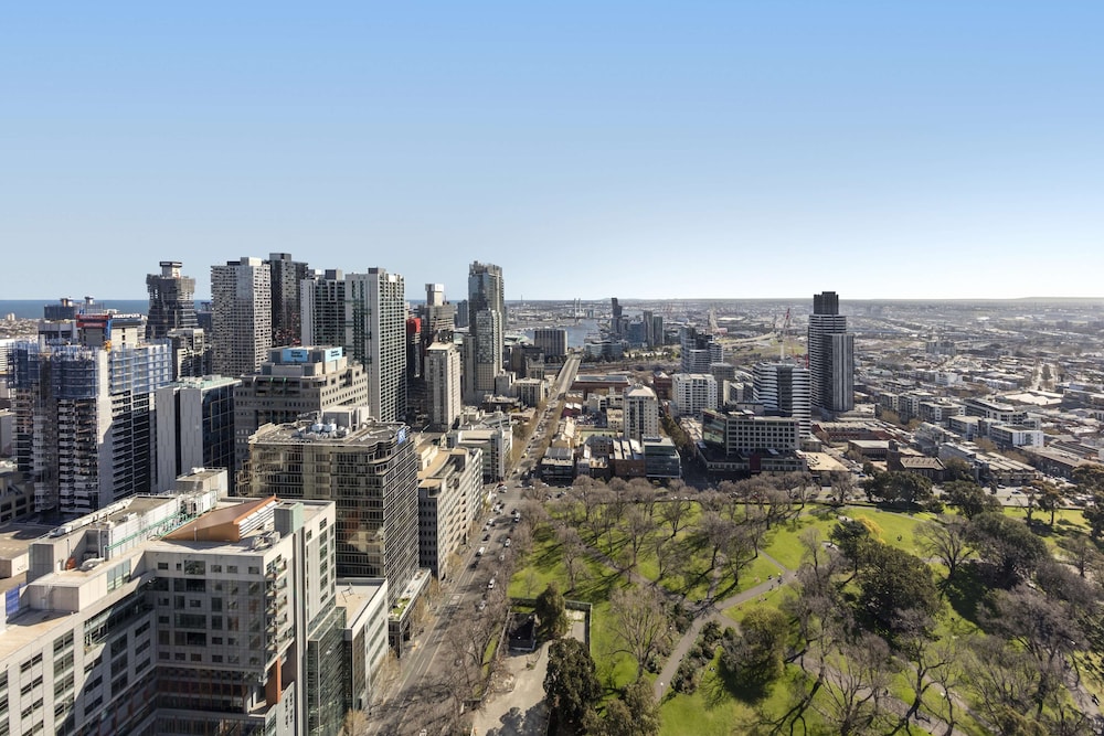 Studio Apartment Park View & Balcony - No Housekeeping thumbnail 5