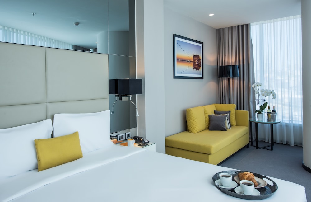 Spacious Centro Corner Suite photo 2