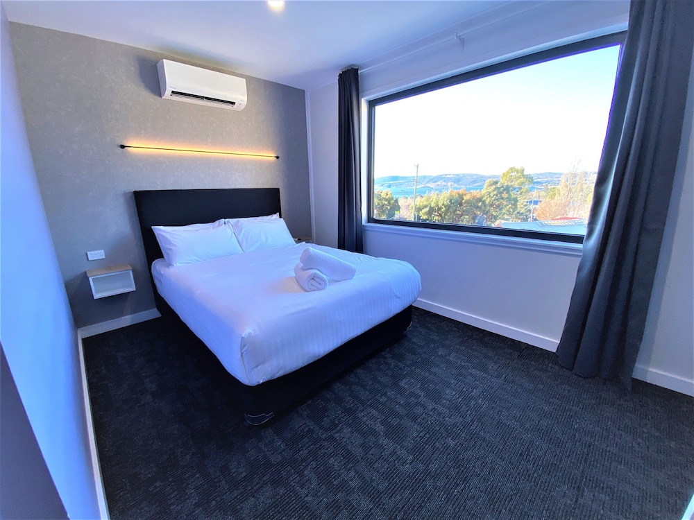 Lakeview Queen Room