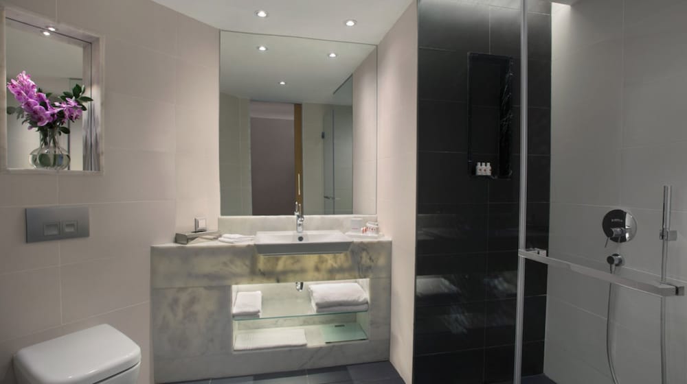 Deluxe Room, City View thumbnail 6