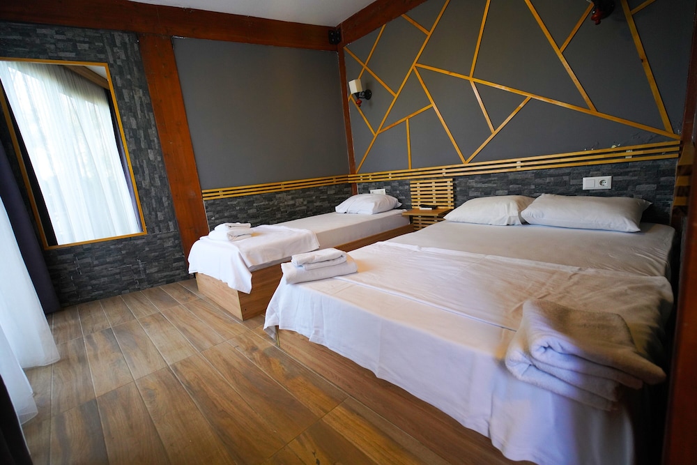 Standard Triple Room, Multiple Beds, Non Smoking, Garden View photo 1