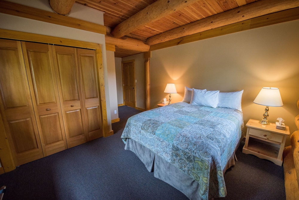 Three-Bedroom Executive Log Home photo 2