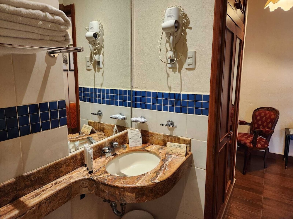 Standard Double Room - Photo 8