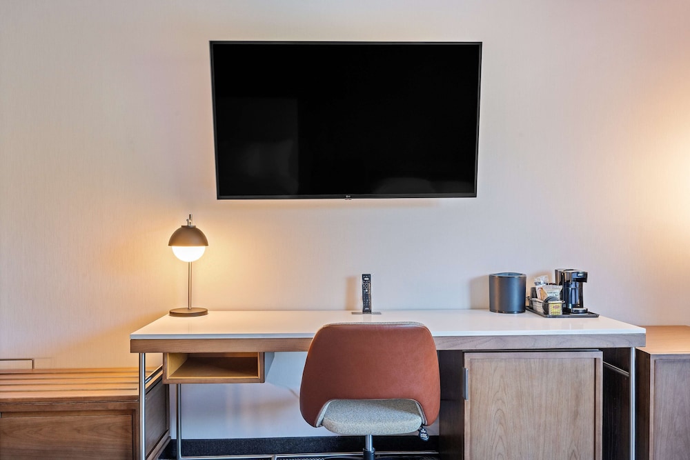 Executive Room, 1 King Bed with Sofa bed, Accessible (Mobility Rollin Shower) - Photo 1