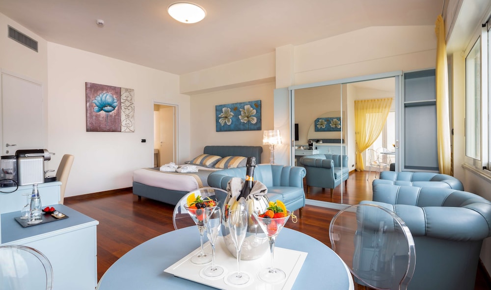 Suite, Multiple Beds, Terrace, Sea View (with 1 Sofabed) photo 2