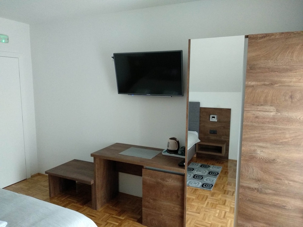 Standard Triple Room, Courtyard View photo 3