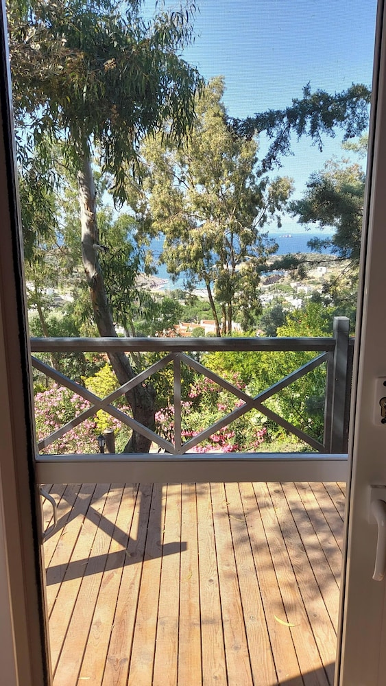 Executive Room, 2 Twin Beds, Balcony, Partial Sea View