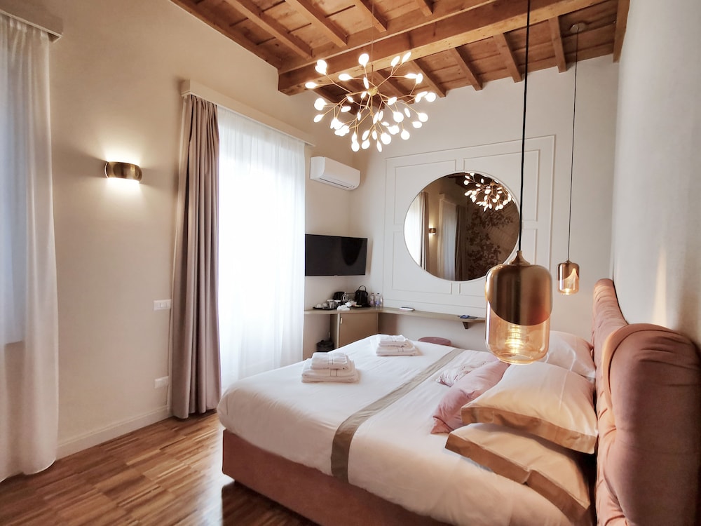 Deluxe Double Room, 1 King Bed, Hot Tub, Tower photo 1