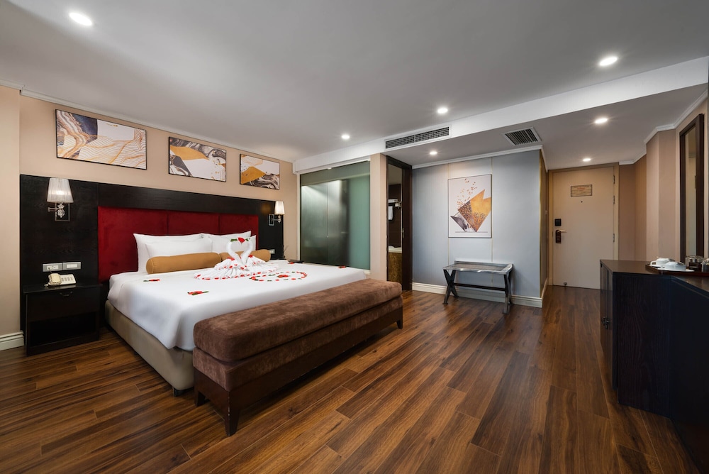 Grand Suite, 1 King Bed, Bathtub, City View photo 2