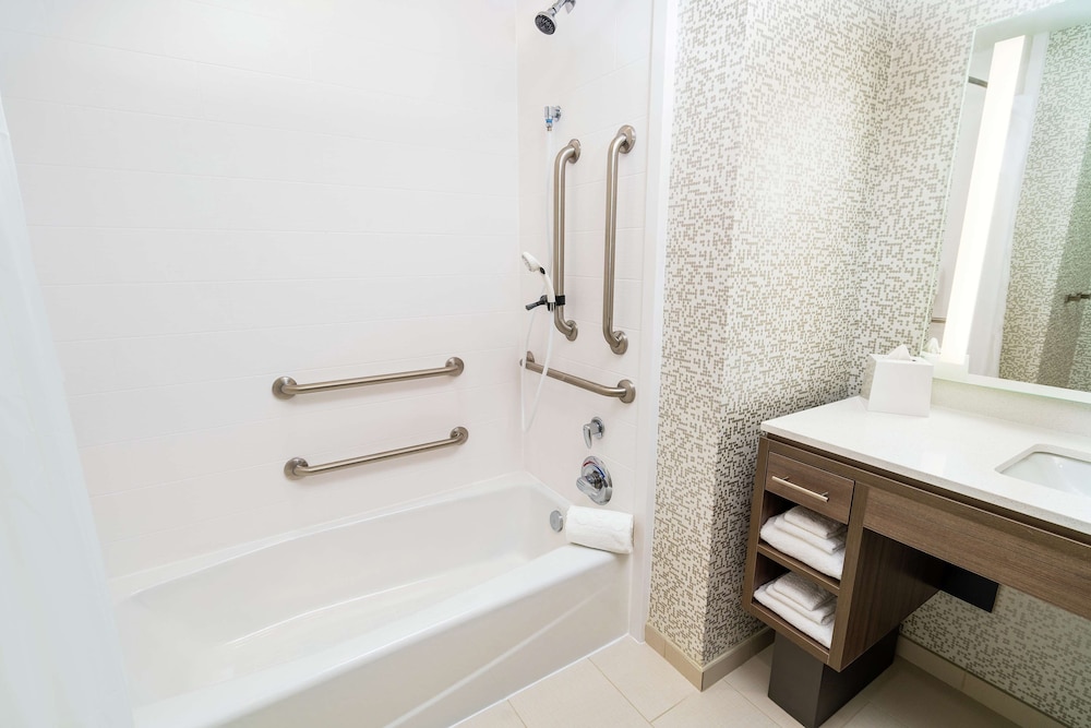Studio, 2 Queen Beds, Accessible (Mob/Hearing, Roll-In Shower) thumbnail 6