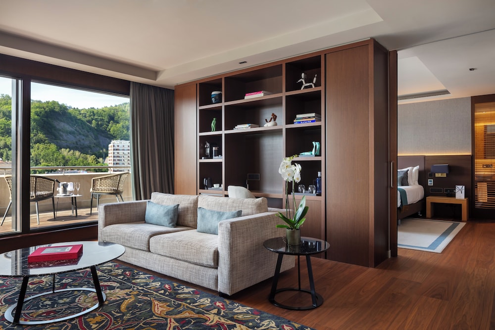 Suite (Penthouse) photo 2