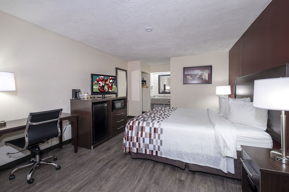 Deluxe Room, 1 King Bed, Smoking photo 2