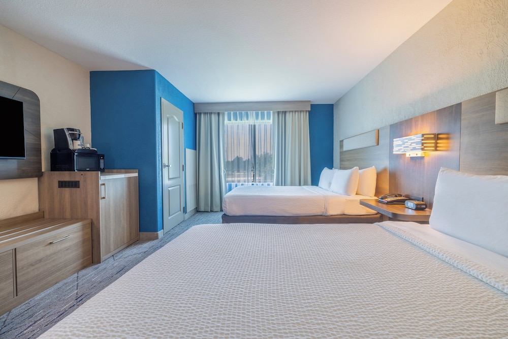 Suite, 2 Queen Beds, Accessible (Mobility, Roll-In Shower) photo 3