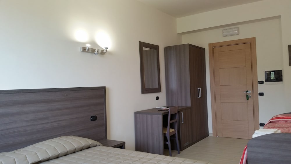 Family Quadruple Room, 1 Bedroom, Private Bathroom, Poolside photo 3