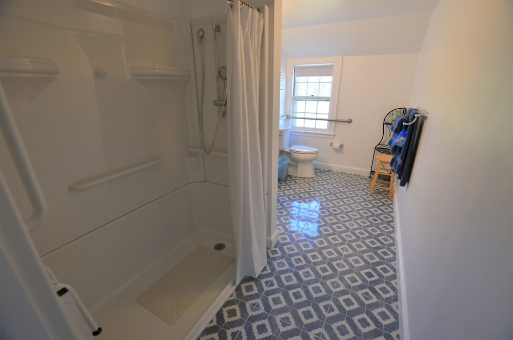 Room 8 - Private Bath - 1st Floor photo 2
