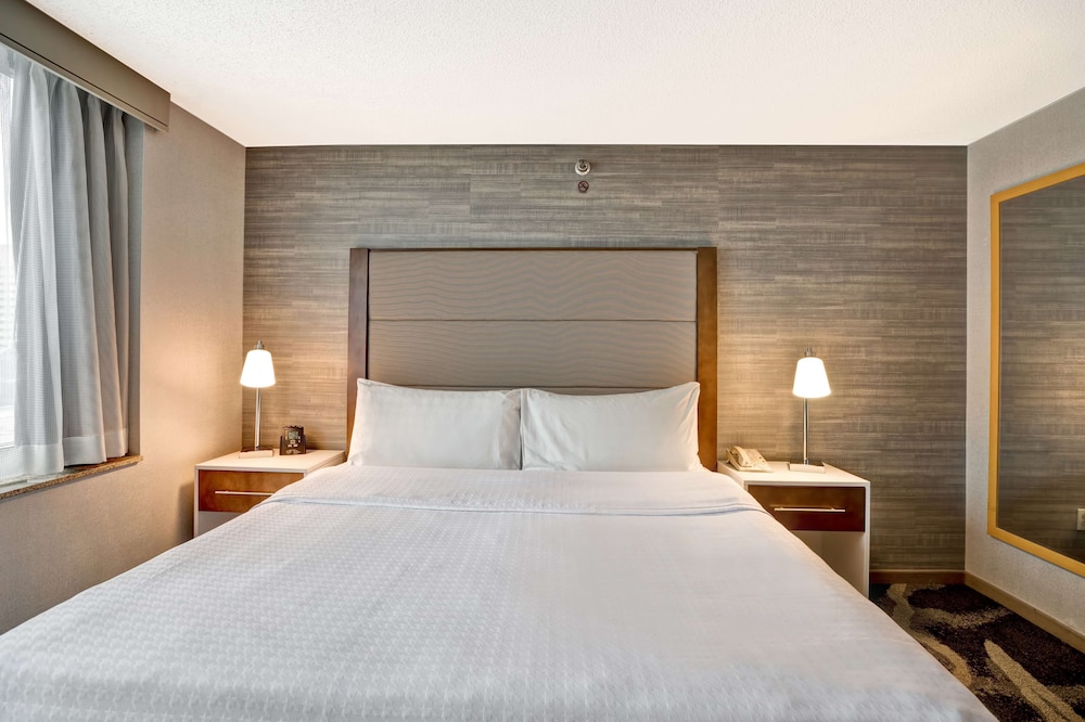 Suite, 1 King Bed with Sofa bed, Accessible, Non Smoking (Roll-in Shower) - Photo 3