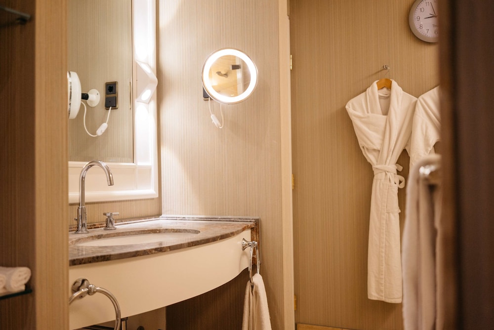 Room, 2 Queen Beds (Club Access) thumbnail 5