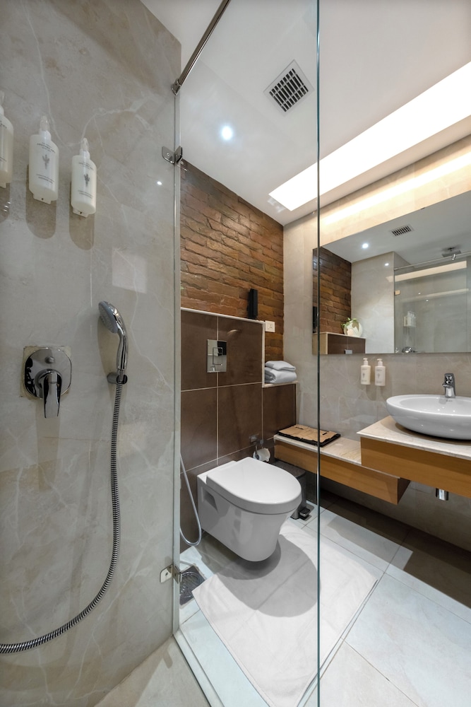 Executive Suite - Photo 3