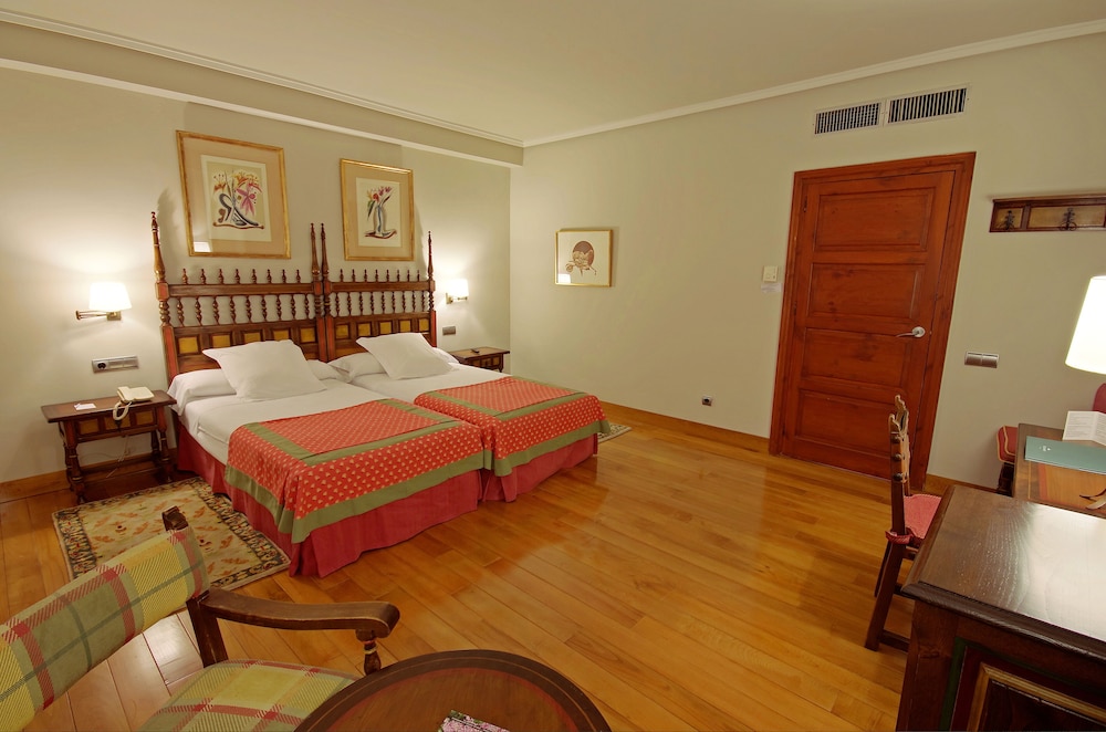 Standard Twin Room (3 Adults) - Photo 1
