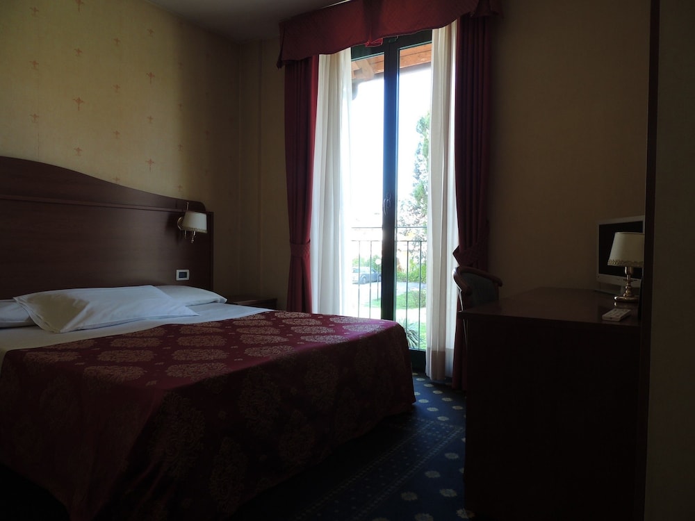 Basic Room, 1 Queen Bed photo 2