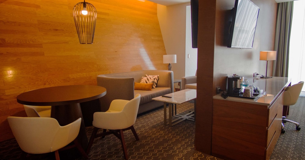 Junior Suite, 1 King Bed, Non Smoking - Photo 6