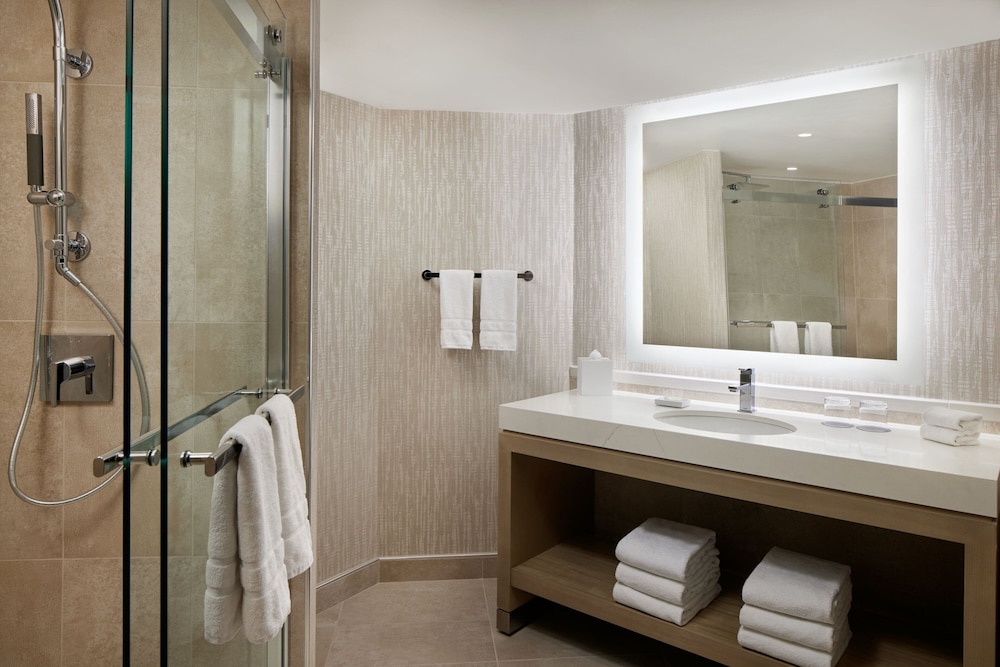 Deluxe Room, 1 King Bed (Hearing Accessible) - Photo 7