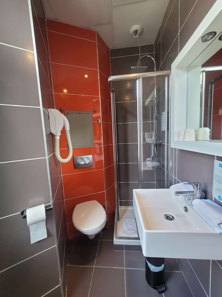 Standard Room, 3 Twin Beds - Photo 29