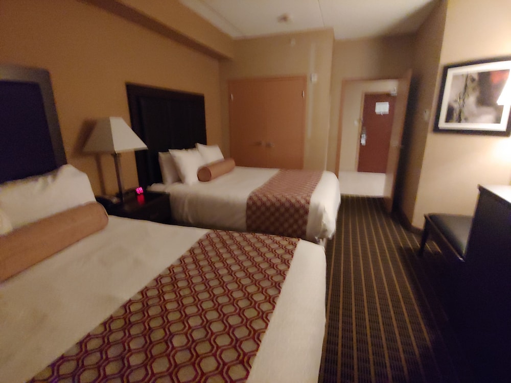 Suite, 2 Queen Beds, Non Smoking, Refrigerator & Microwave (Third Bed Is A Sofabed) thumbnail 5