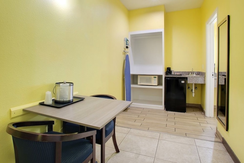 1 King Standard Suite, 2nd Floor photo 2