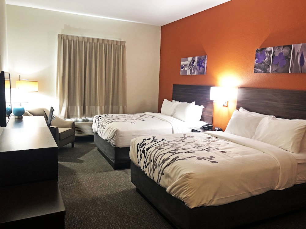 Room, 2 Queen Beds, Non Smoking (Upgrade) - Photo 4