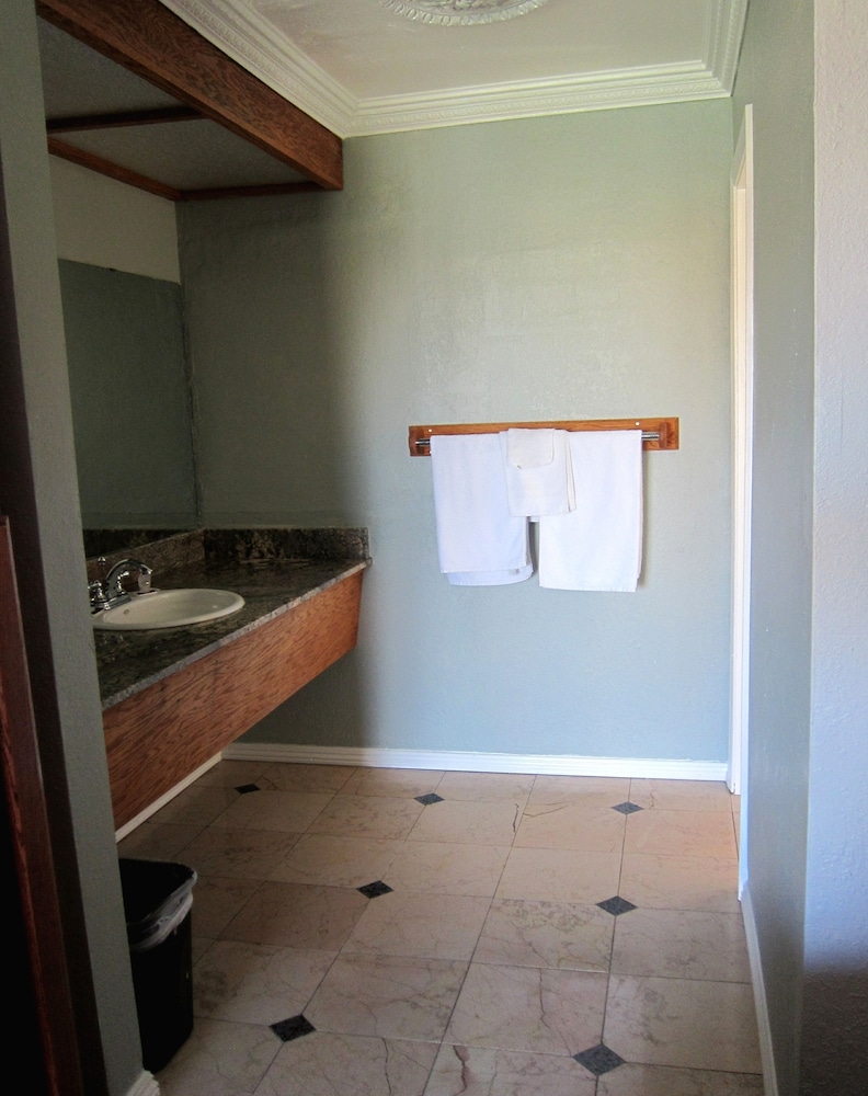 2nd Floor Queen photo 2