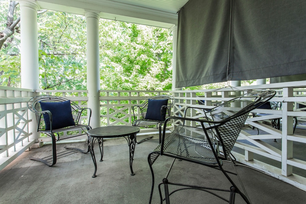 King Bed Deck (Kathryn Winstead) photo 2