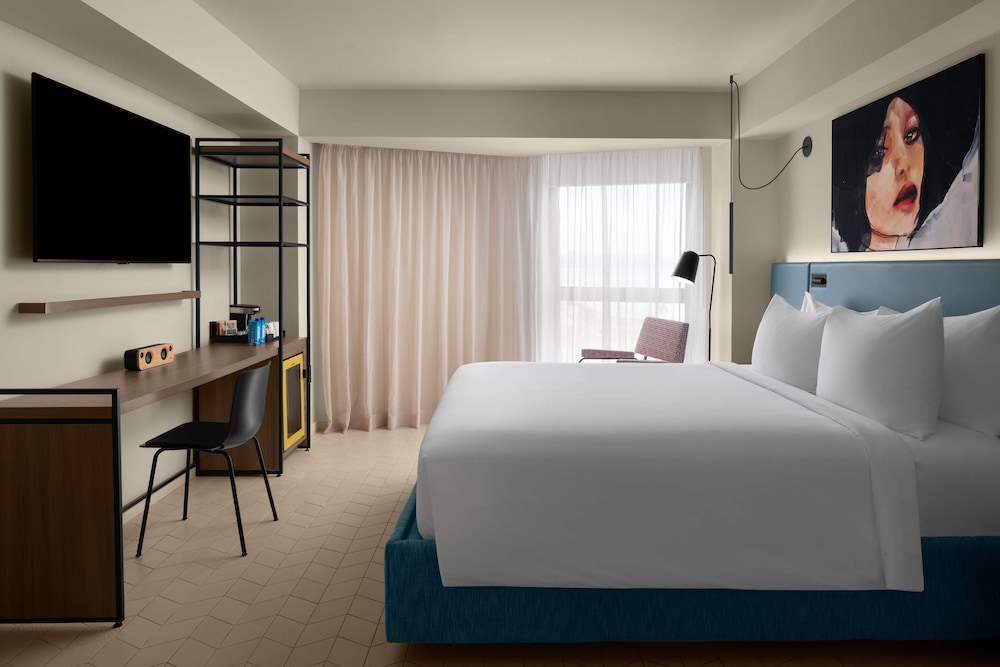 Suite, 1 Bedroom - Photo 1