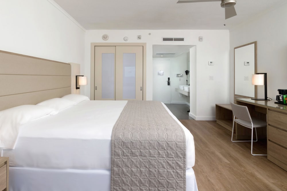 Deluxe Room, 1 King Bed, Ocean View thumbnail 5